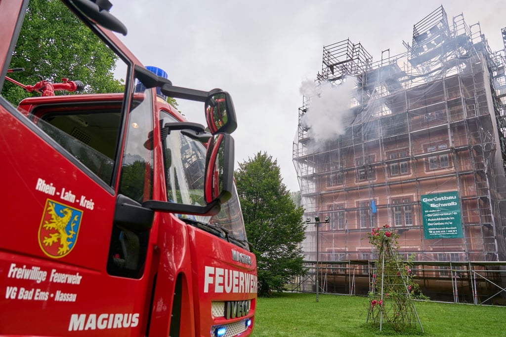 Seit dem frühen Morgen sind die Feuerwehrkräfte an dem historischen Gebäude im Einsatz.