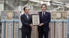 Japans Premierminister Fumio Kishida (r) und der Gouverneur der Bank of Japan, Kazuo Ueda, präsentieren die neuen Banknoten in Tokio.