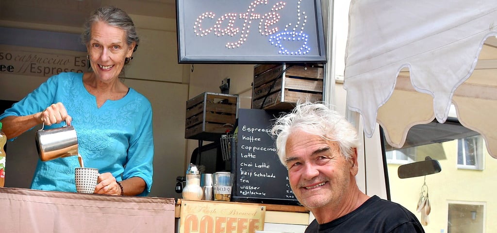 Jannelle Stein und Jürgen Isreal sind mit ihrem Cafe unter anderem auf Arendseer Wochenmarkt.