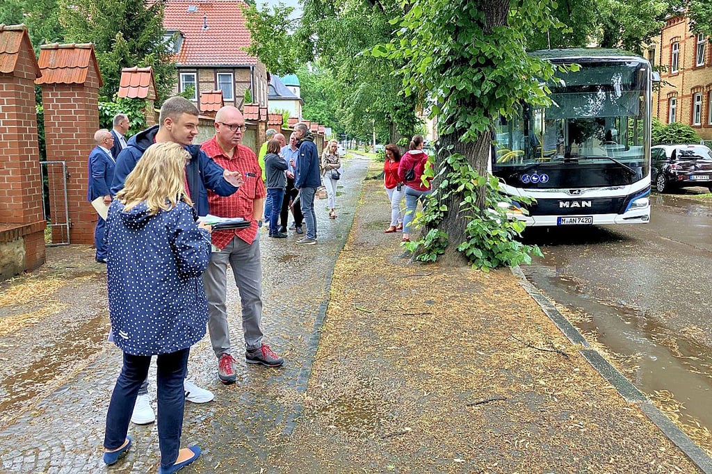 Bei einem Stopp während der Testfahrt wird über die Einrichtung einer Haltestelle in der Lindenstraße diskutiert.