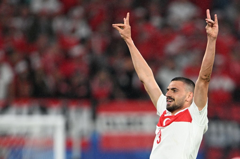 Merih Demiral formte nach seinem zweiten Treffer gegen Österreich mit beiden Händen das Zeichen der „Grauen Wölfe“.
