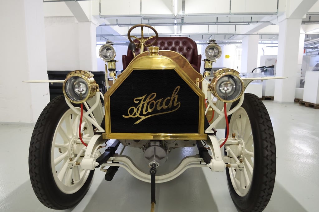 Wiederauferstehung eines Automobilklassikers: Vor der offiziellen Präsentation am Mittwochabend steht der Nachbau des Horch 14-17 PS von 1904 im Depot des Zwickauer August Horch Museums.