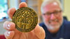 Schulleiter Axel Wieczorek präsentiert das alte Siegel, das auf der Gründungsurkunde des Stephaneums war und nun als Medaille nachempfunden wurde.