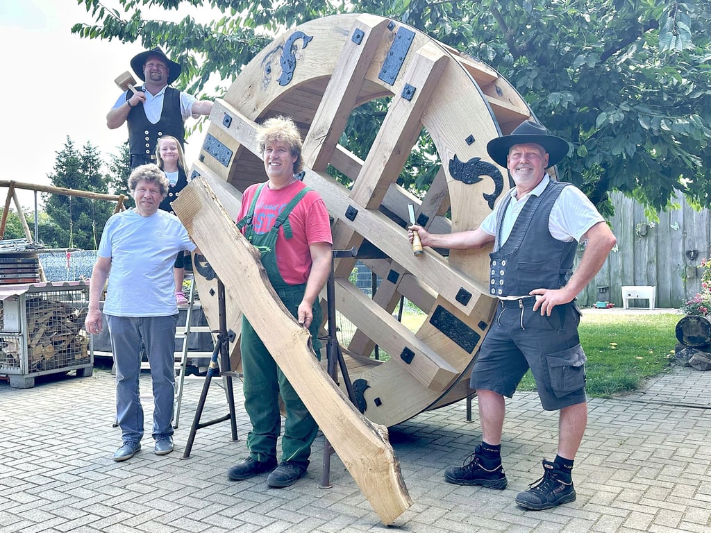 Die Fachmänner aus Parchau und Burg vor dem Wasserrad: (v.l.) Patrick Hoffmeister mit Tochter Mia Pauline, Erwin und Nicky Scheel sowie Frank Hoffmeister.