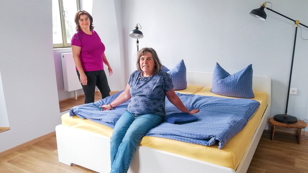Die guten Seelen im Herrenhaus der Mühle in Göbitz: Ines Barufe (hinten) und Pächterin Andrea Hilser beziehen die Betten in den neuen Zimmern.