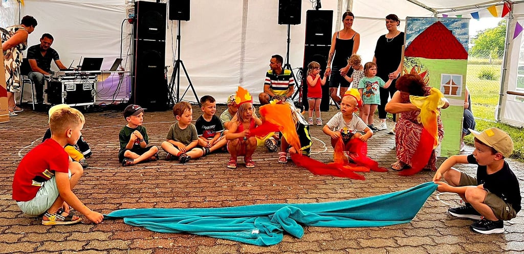 Die Kinder aus der Battiner Tagesstätte „Burgspatzen“ zeigen ein musikalisches Programm, in dem sie auch ein Feuer löschen.