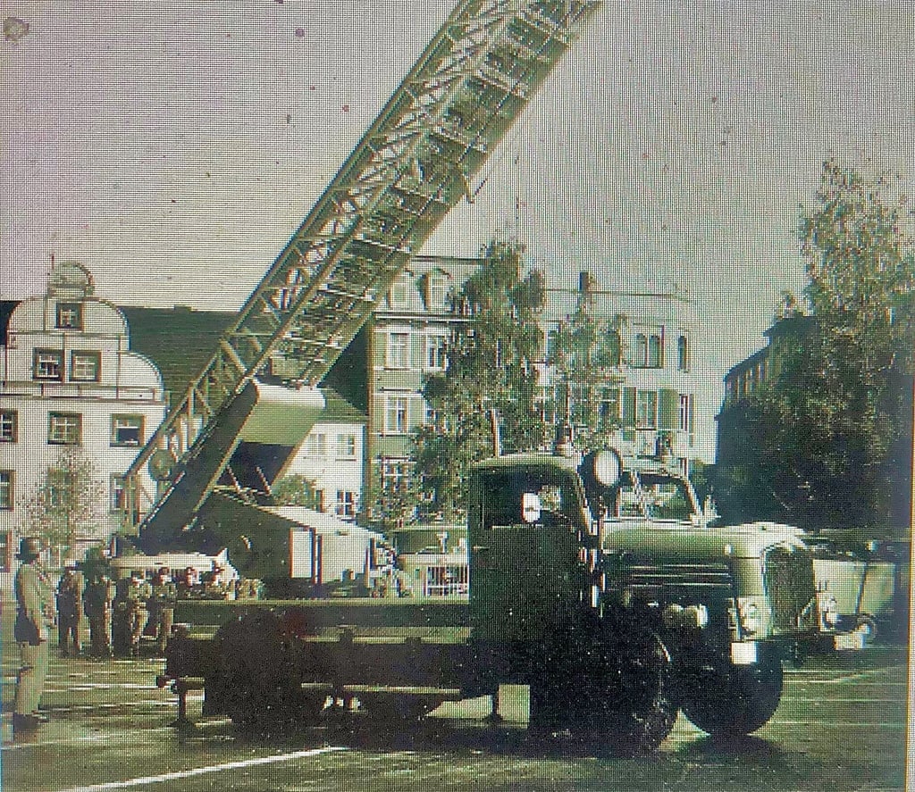 In der Zeitzer Feuerwehrchronik wird auch an frühere Technik, hier vor rund 70 Jahren, erinnert.