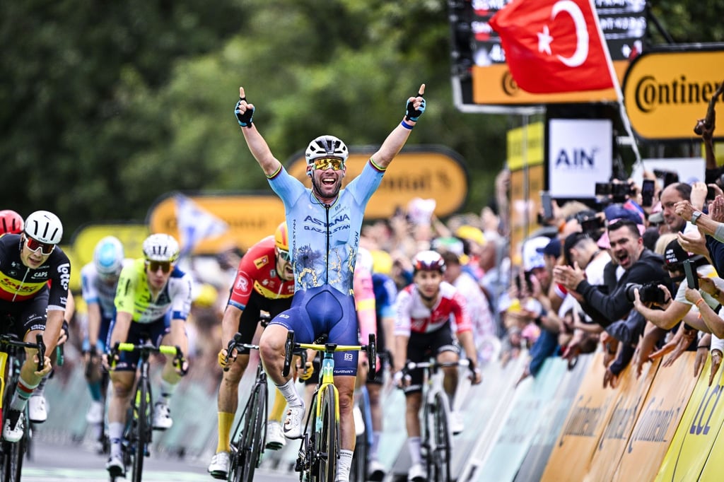 Mark Cavendish bejubelt seinen Etappensieg.