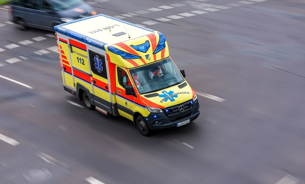 Eine Fußgängerin starb am Unfallort, sechs weitere Personen wurden in Krankenhäuser gebracht (Symbolfoto).