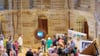 Ein riesiges Pendel, geschaffen von Roland Lindner, hängt von den hohen Deckenbalken des Kirchenschiffs der Schlosskirche Droyßig herab und schwingt von einer Seite zur anderen. Das Bild entstand dort während der Eröffnung der Ausstellung „Bewegte Kunst in bewegten Zeiten“.