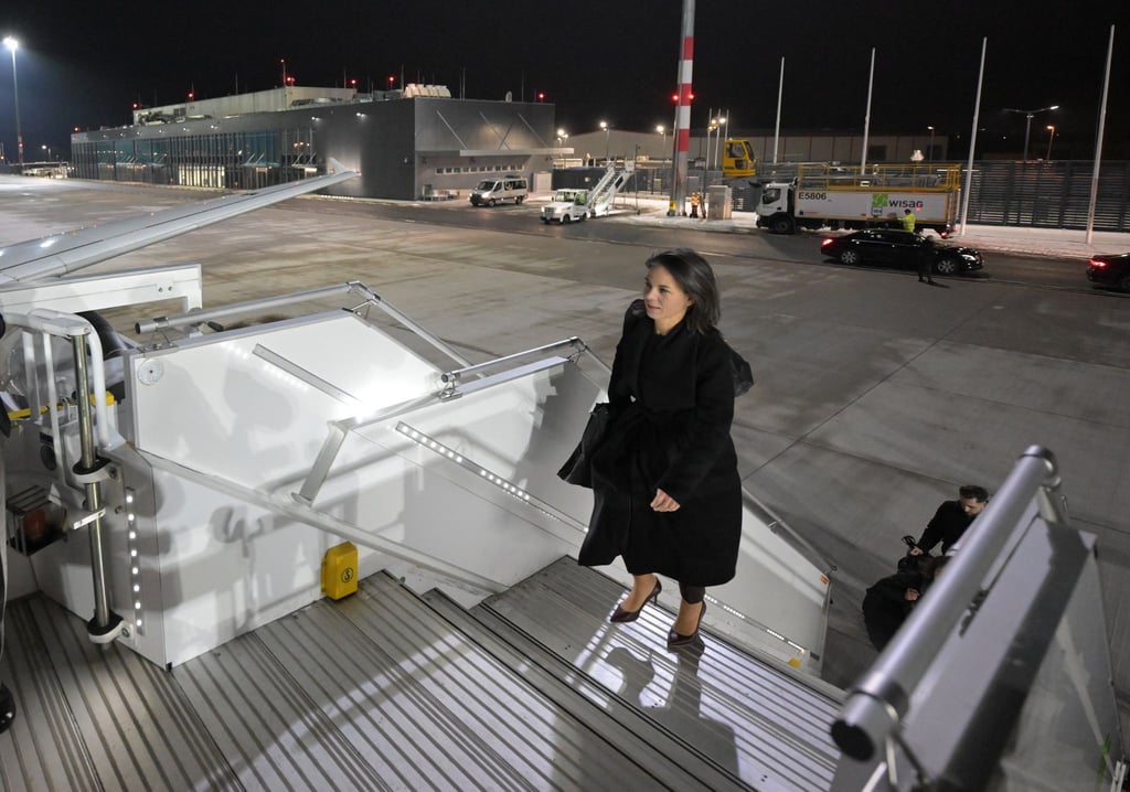 Außenministerin Baerbock steht für einen späten Kurzstreckenflug aus Frankfurt in der Kritik. (Archivbild)