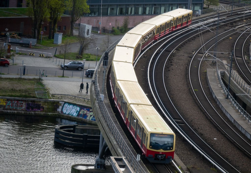 Die Berliner S-Bahn hat jeden Tag mit Dutzenden Störungen zu kämpfen - mit Auswirkungen auf Pünktlichkeit und Zuverlässigkeit. (Archivbild)