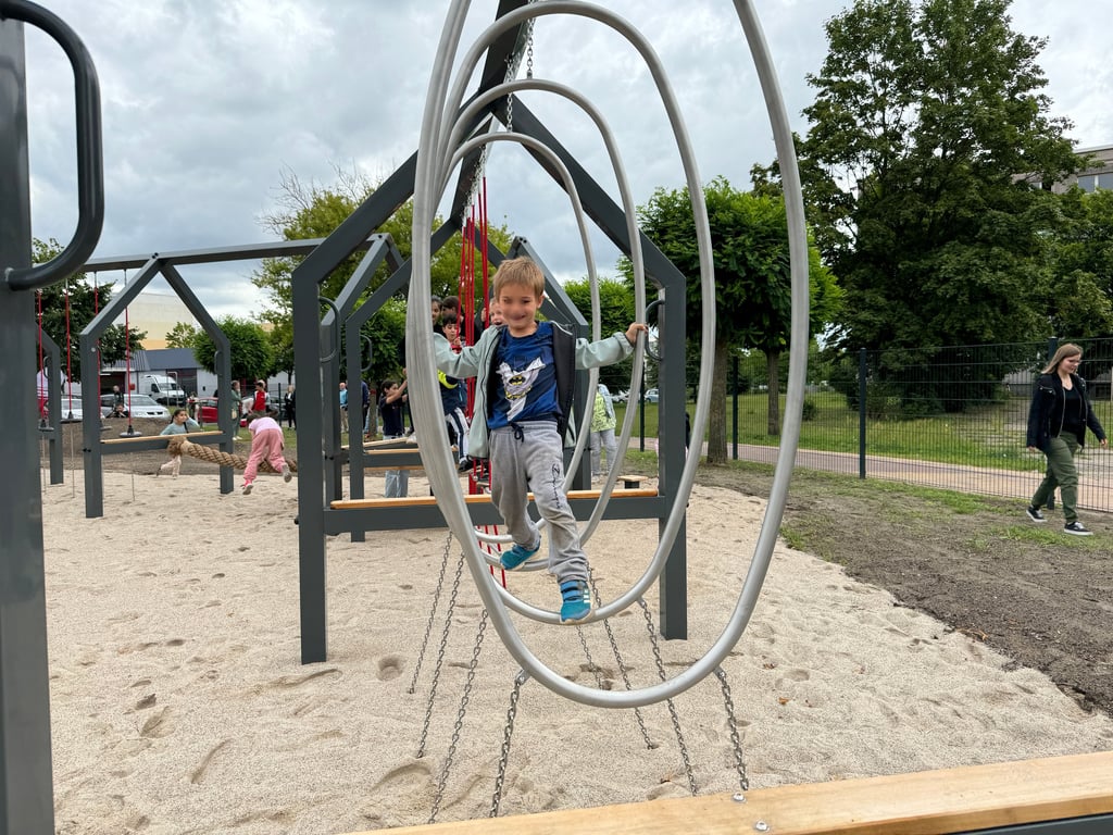 Stendal: Der neue Ninja-Parcours in der Friedrich-Ebert-Straße wurde als erstes von den Kindern der benachbarten Kita in Besietz genommen.