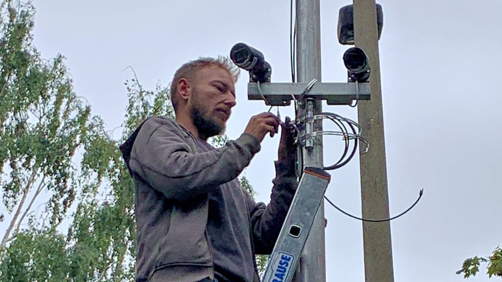 Martin Stößel installiert Kameras in der Bärteichpromenade.