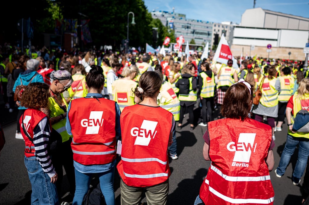 Die Gewerkschaften Verdi und GEW haben in Berlin zu Warnstreiks in kommunalen Kitas aufgerufen.