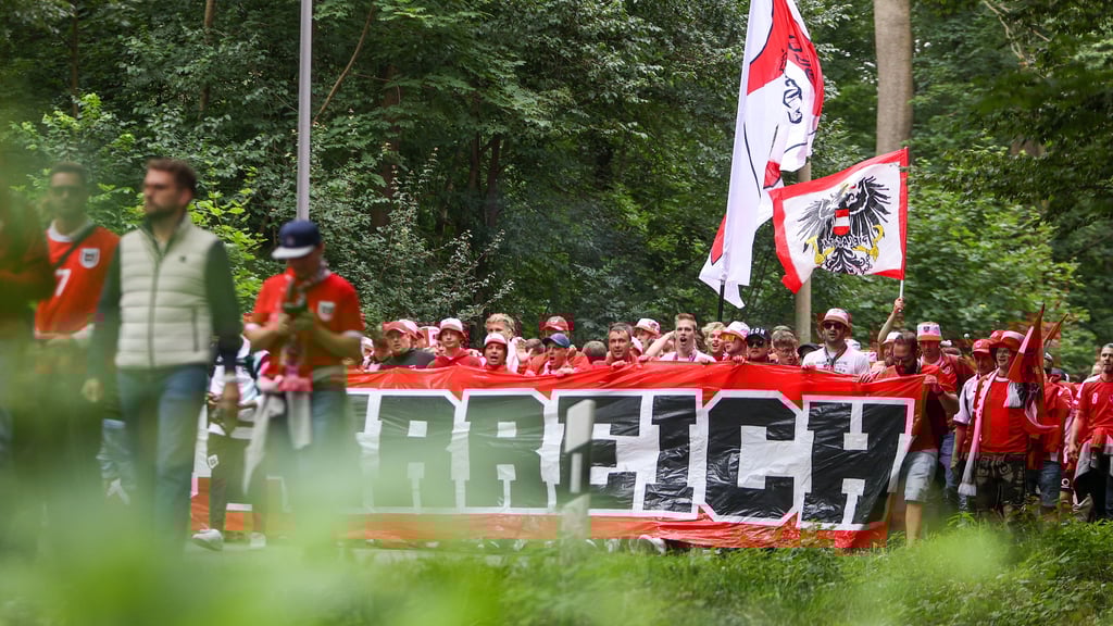 Bei den Fanmärschen blieb die Stimmung friedlich.