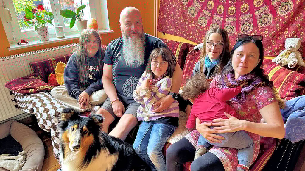 Das Sofa ist groß genug für alle. Familie Wartmann, zu der auch Hund Connor gehört, hat es nicht bereut, ein Pflegekind aufzunehmen.