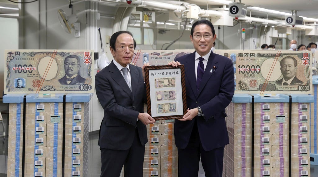 Japans Premierminister Fumio Kishida (r) und der Gouverneur der Bank of Japan, Kazuo Ueda, präsentieren die neuen Banknoten in Tokio.