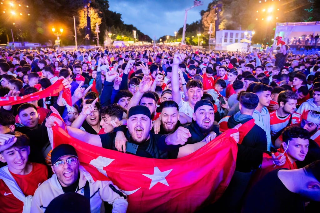 Die türkischen Fans feierten in Berlin den Einzug ins EM-Viertelfinale ausgelassen.