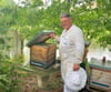 Matthias Hauser schaut regelmäßig am Dorfteich in Lösau bei seinen Bienen nach, ob alles in Ordnung ist. 