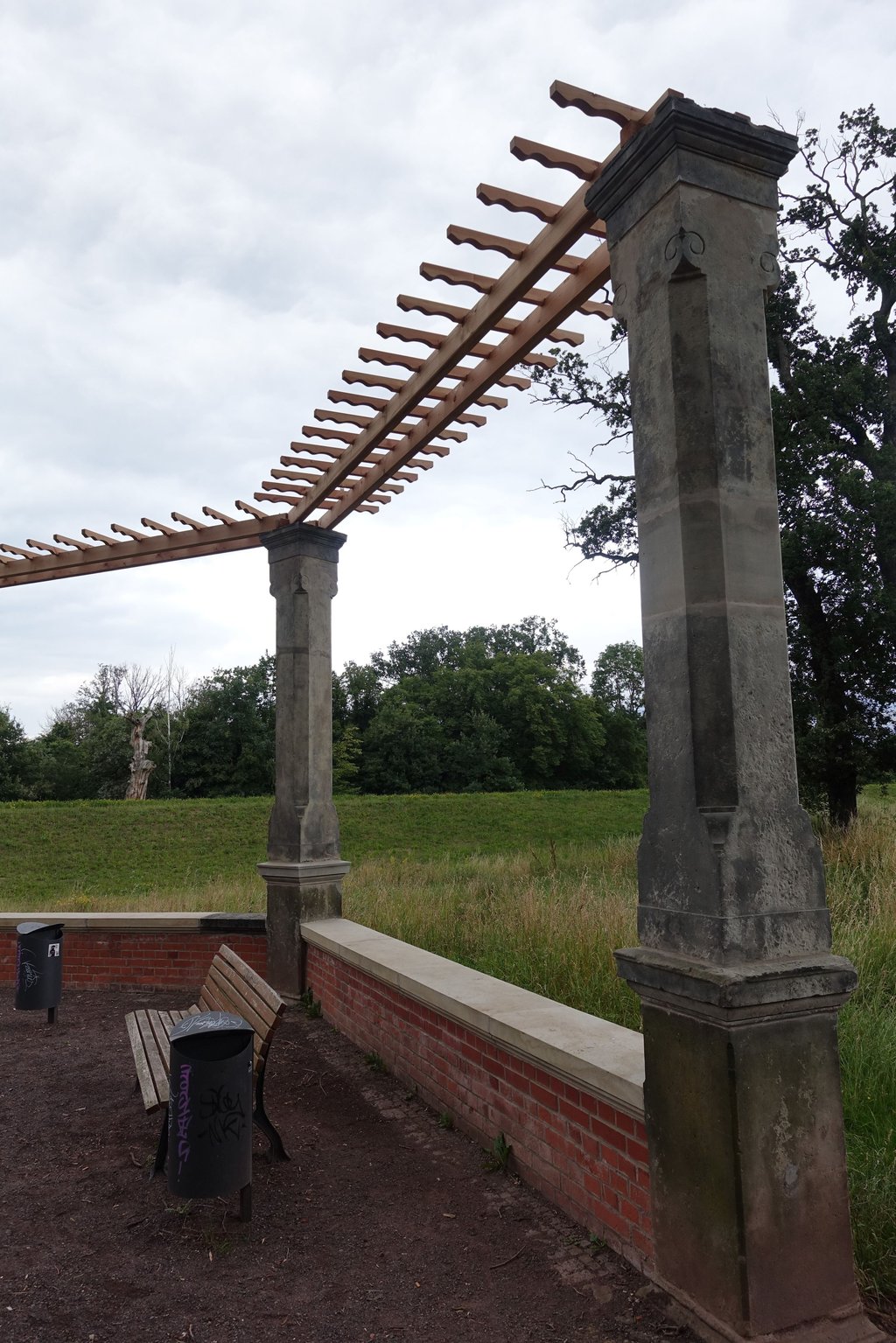 Die Pergola wird noch bepflanzt.