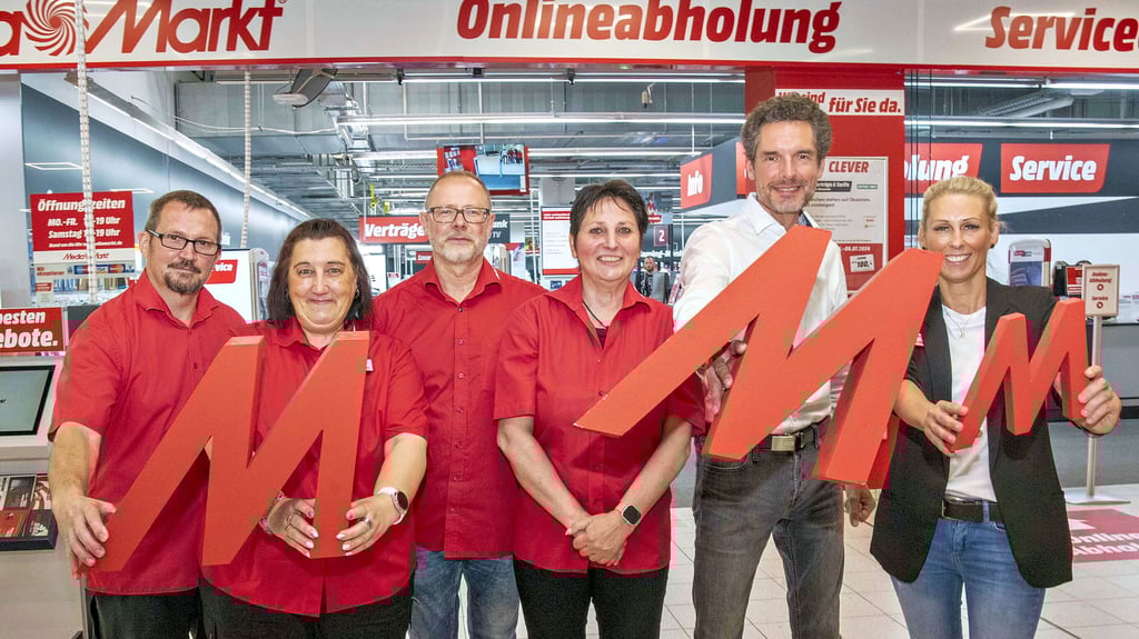 20 Jahre gibt es Mediamarkt in Dessau. Patrick Walther, Katrin Günther, Frank Wohlrab, Ines Kaufels (v.l.n.r.), ebenso wie Jacqueline Rosenthal (r.) sind Mitarbeiter der ersten Stunde. Chef Patrick Neumann (weißes Hemd) kam zwei Jahre später nach Dessau und führt die nunmehr beiden Standorte in der Stadt bis heute.