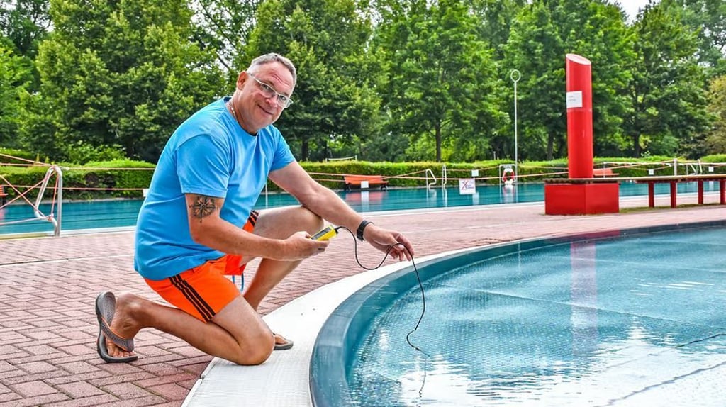 Kurz vor Öffnung des Sommerbades in Zeitz misst Frank Konrad täglich die Wassertemperatur. Im Sportbecken beträgt sie derzeit 23 Grad.