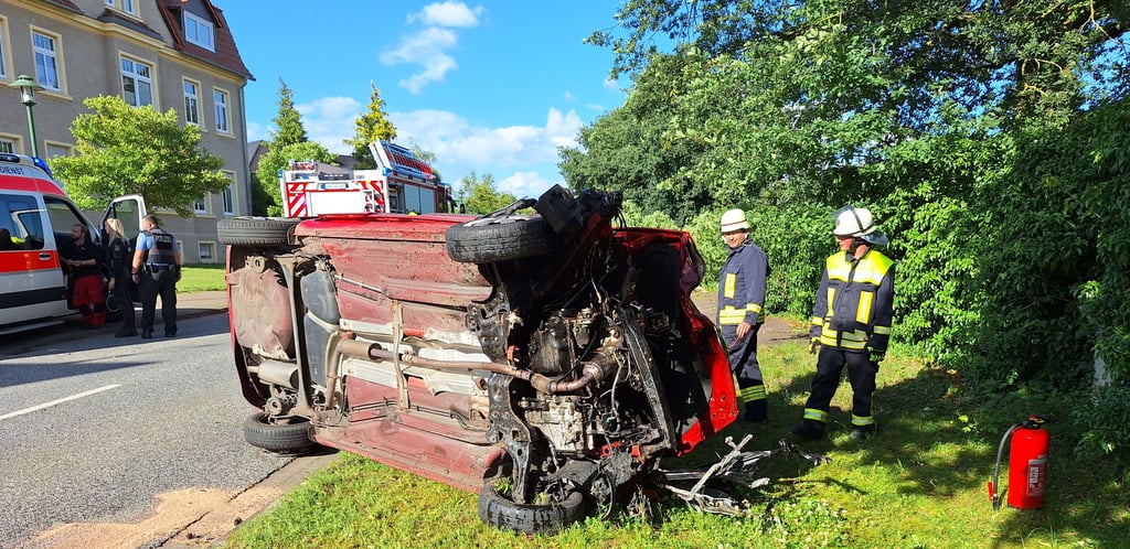 In Beetzendorf prallte ein Skoda Fabia gegen Bäume und eine Mauer, der Fahrer wurde schwer verletzt.