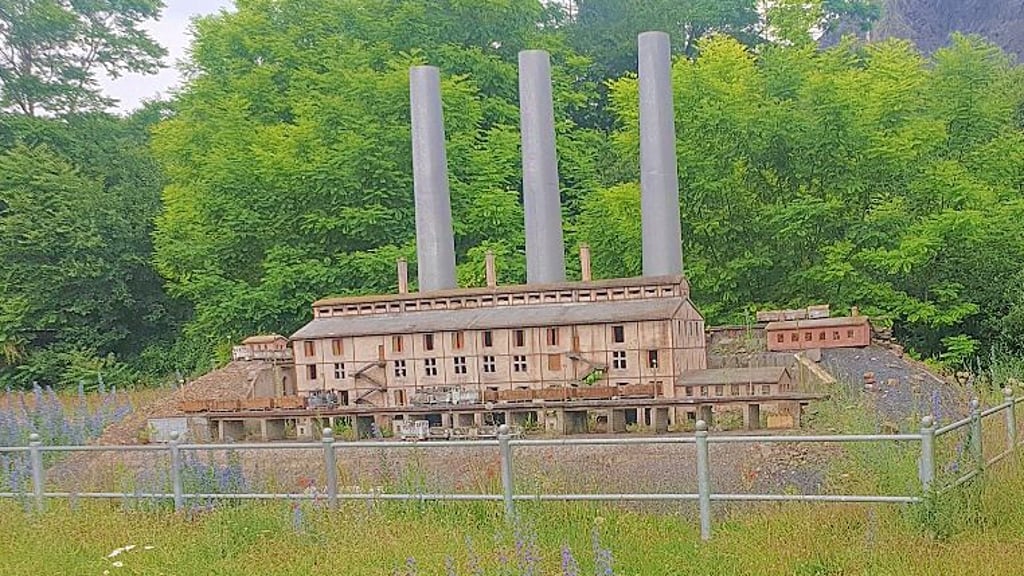 Das Gras am Modell der Krughütte steht hoch.