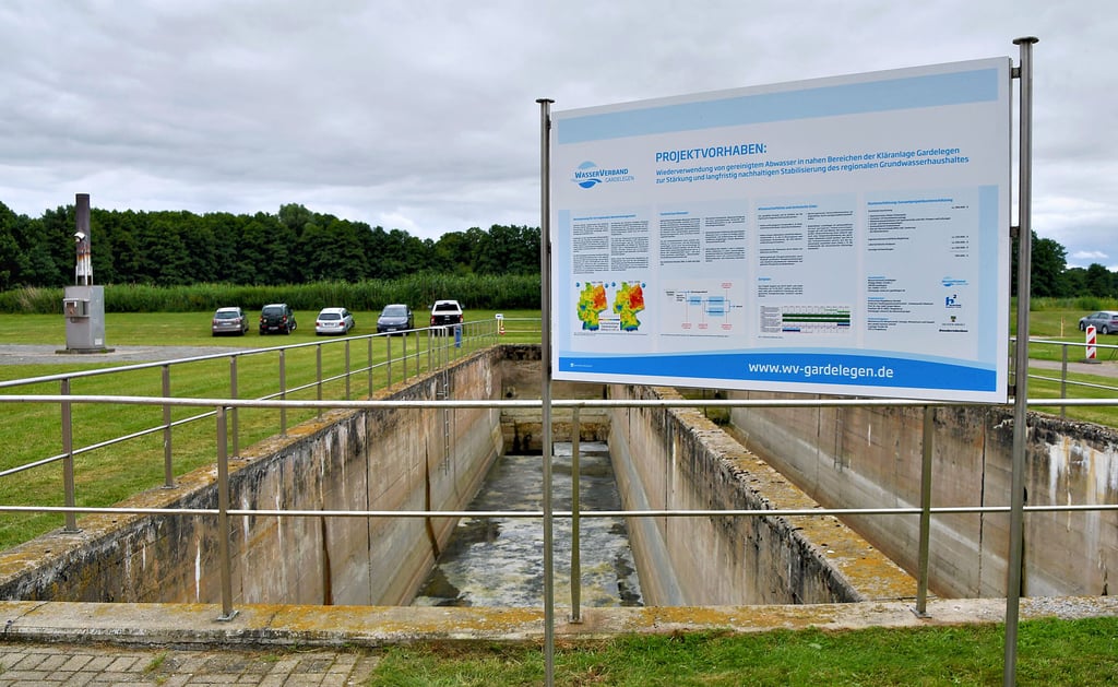 Der Wasserverband Gardelegen startet gemeinsam mit der Hochschule Magdeburg-Stendal ein Forschungsprojekt für eine Wiederverwertung von Abwasser. Als Freiluftlabor dient dieses alte Becken auf dem Gelände der Kläranlage, das dafür noch hergerichtet werden muss.