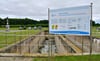 Der Wasserverband Gardelegen startet gemeinsam mit der Hochschule Magdeburg-Stendal ein Forschungsprojekt für eine Wiederverwertung von Abwasser.  Als Freiluftlabor dient dieses alte Becken auf dem Gelände der Kläranlage, das dafür noch hergerichtet werden muss.