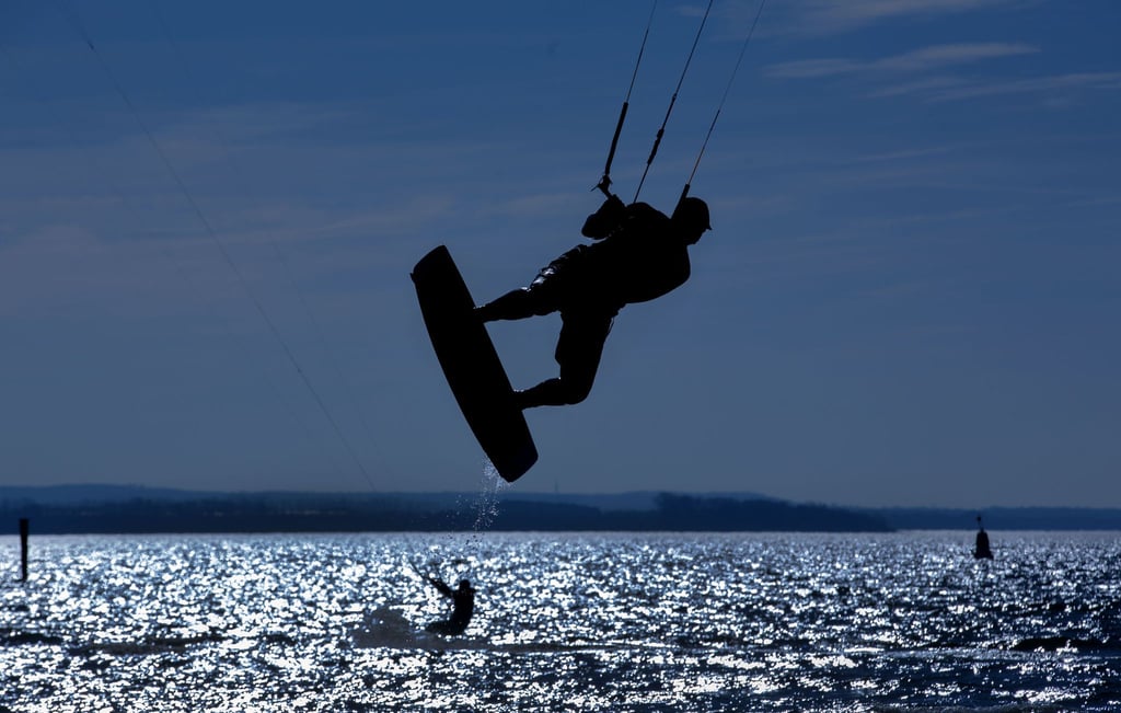 Ein Urlauber verunglückt beim Kitesurfen vor Zingst - Illustration