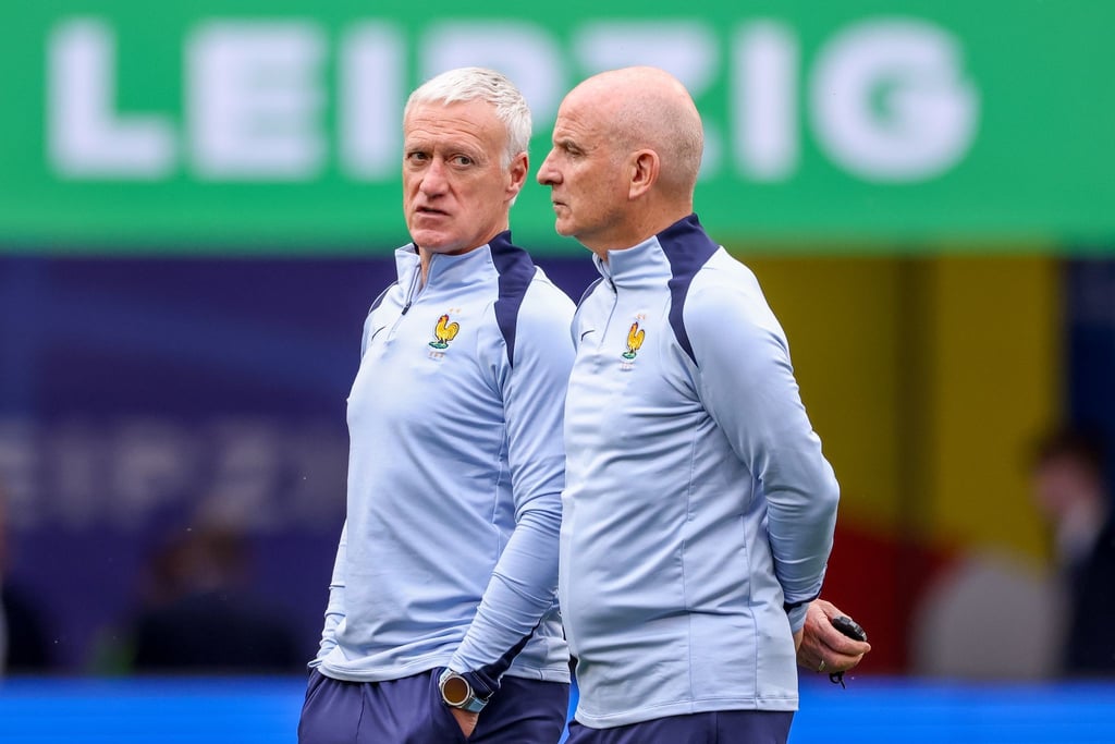 Frankreichs Trainer Didier Deschamps (l) spricht mit Co-Trainer Guy Stephan.