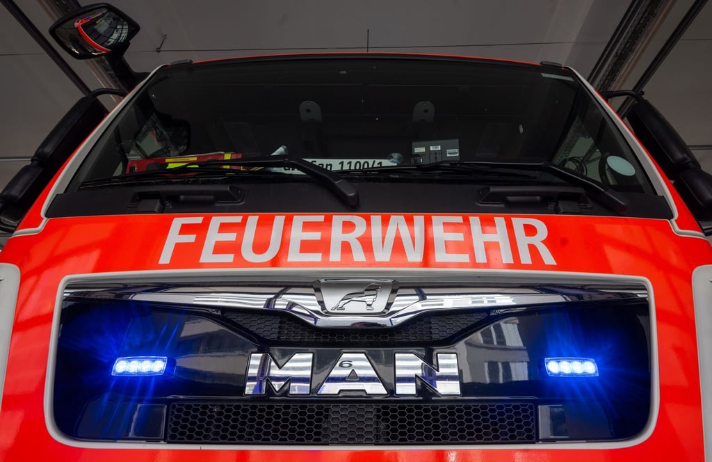 Die Feuerwehr ist zu einem Brand im Bundeswehrkrankenhaus ausgerückt. Zwei Menschen erlitten leichte Verletzungen.