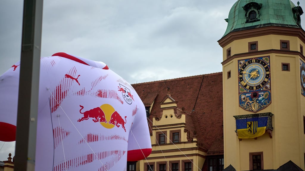 Breite Brust: Das neue Trikot in der XXL-Variante auf dem Marktplatz.