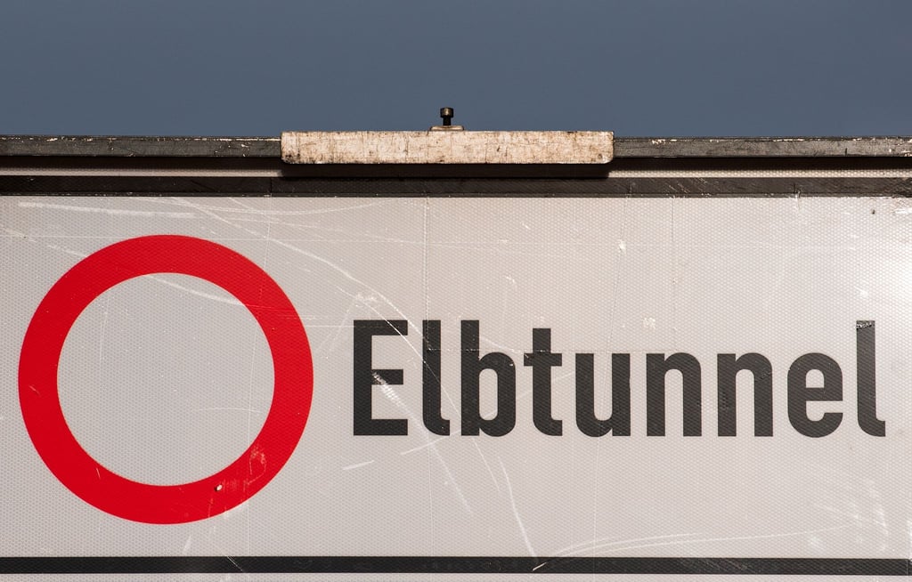 Ein Verkehrsschild mit der Aufschrift „Elbtunnel“ steht Anfang April an der Autobahn A7. (Archivbild)