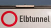 Ein Verkehrsschild mit der Aufschrift „Elbtunnel“ steht Anfang April an der Autobahn A7. (Archivbild)