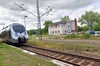 An der Strecke Halle-Kassel (hier in Oberröblingen, Mansfeld-Südharz) fallen immer wieder Züge aus, weil die Bahn Stellwerke nicht besetzen kann. Nun sollen bis Ende 2027 im ICE-Tempo neue Anlagen gebaut werden, die mit weniger Personal auskommen. 