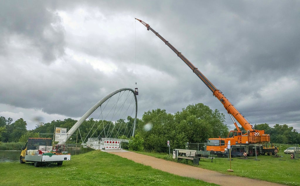 Wartungsarbeiten an der Tiergartenbrücke, dem so genannten Eierschneider. An einem Kran hängt einen Arbeitsbühne mit 2 Arbeitern an Bord