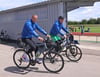 Hatten Spaß beim Fahrradfahren: Dominik Reimann (vorne) und Noah Kruth. 