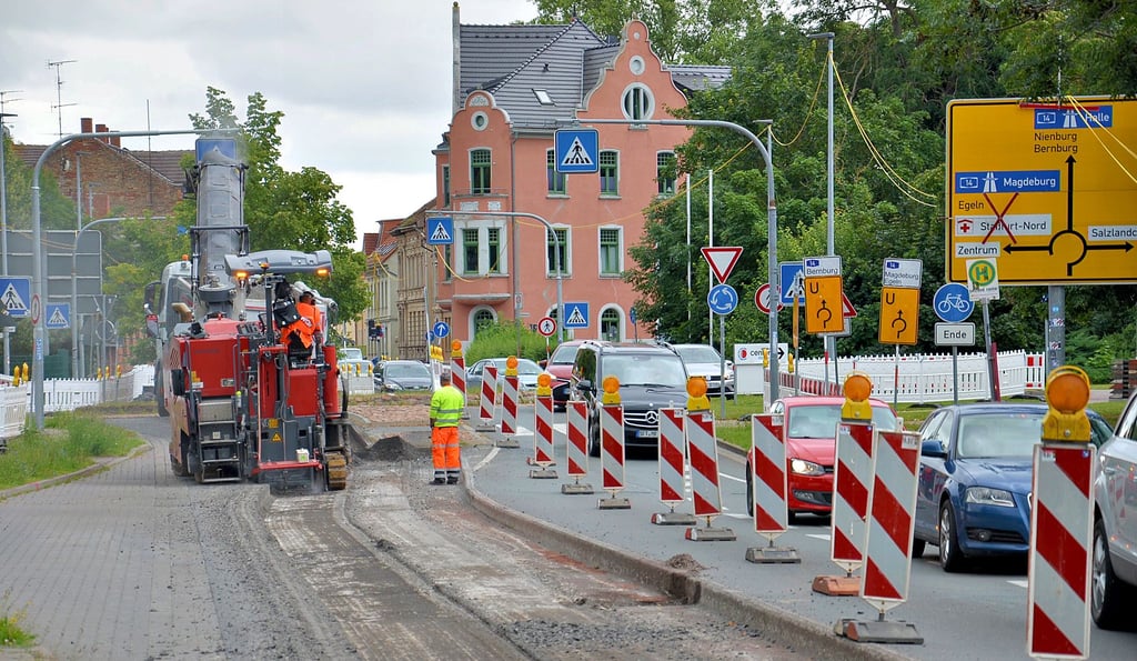 Gegenwärtig wird in Staßfurt der Kreisverkehr Hecklinger Straße mit einem Aufwand von geplant 700.000 Euro umfassend erneuert. Voraussichtlich bis Oktober. Aktuell ist die Lehrter Straße hier gesperrt. Südlich vom Kreisverkehr werden die Fahrzeuge per Ampelregelung vorbeigeführt an der Baustelle.