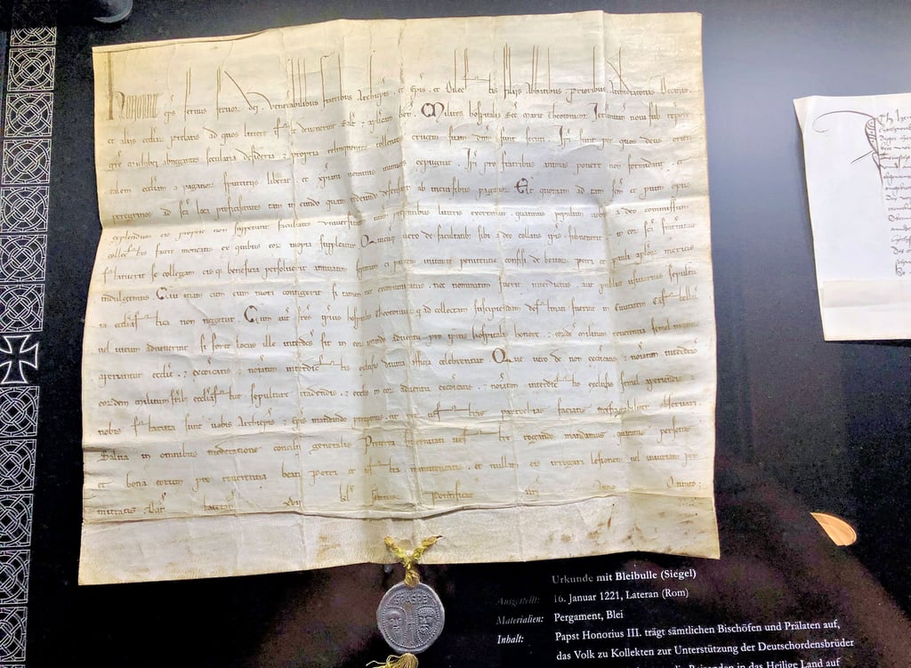 Diese päpstliche Urkunde mit Bleibulle von 1221 ist in der Schatzkammer der Querfurter Ausstellung zu sehen.