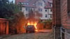 In Quedlinburg haben Unbekannte ein Auto in Brand gesetzt.