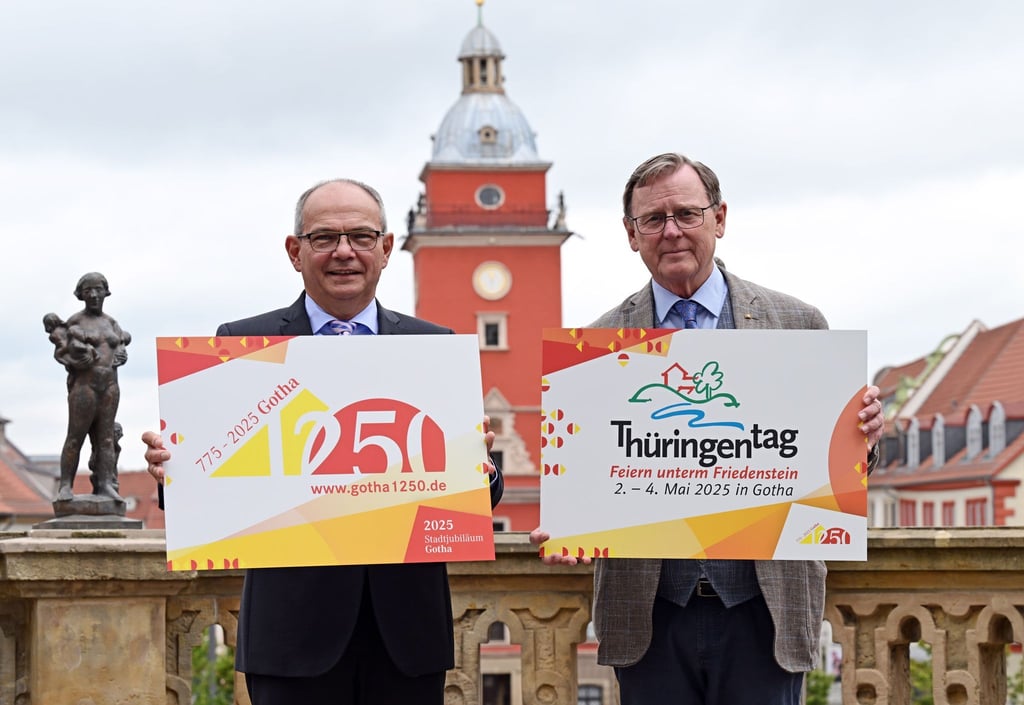 Gotha bereitet sich auf den Thüringentag 2025 vor. Ministerpräsident Bodo Ramelow (r.) und OB Knut Kreuch (SPD) mit den Logos von Landesfest und Stadtjubiläum vor dem Historischen Rathaus.