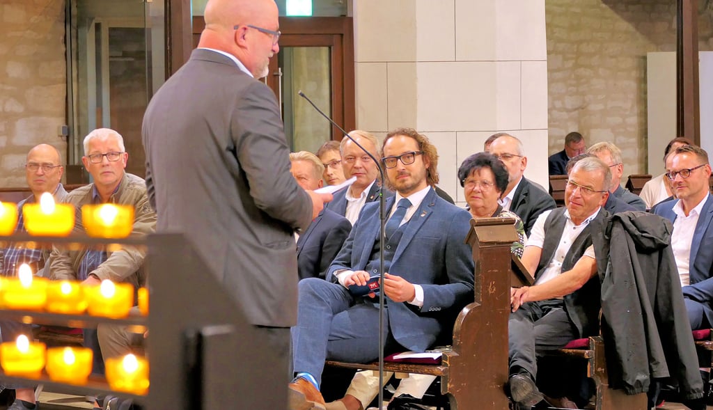 Dompfarrer Bernhard Halver gab dem neuen Stadtrat bei der Vorstellung in der Stadtkirche auf den Weg: „Seht zu, dass es der Stadt gut geht.“
