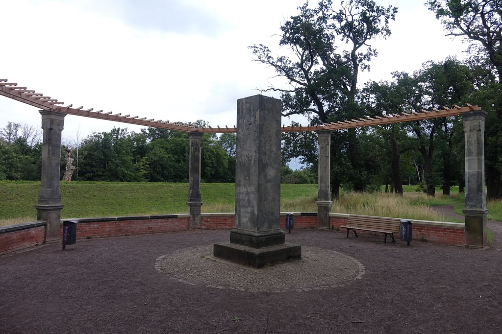 Blick auf das wiederhergestellte Denkmalensemble im Herrenkrugpark in Magdeburg.