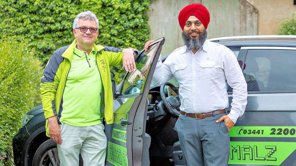 Harwinder Singh ( re.) ist neuer Fahrlehrer der Fahrschule Erhard Schmalz (li.)