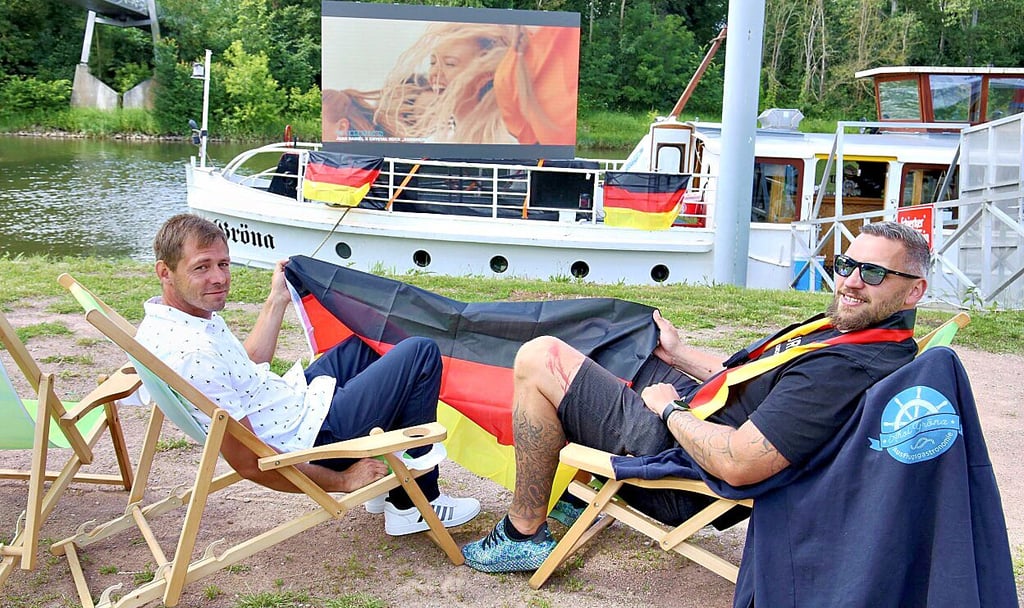 Florian Föhse (v.l.) und Tobias Kranig freuen sich erneut auf zahlreiche Zuschauer beim ersten Public Viewing am Schiff „Gröna“.