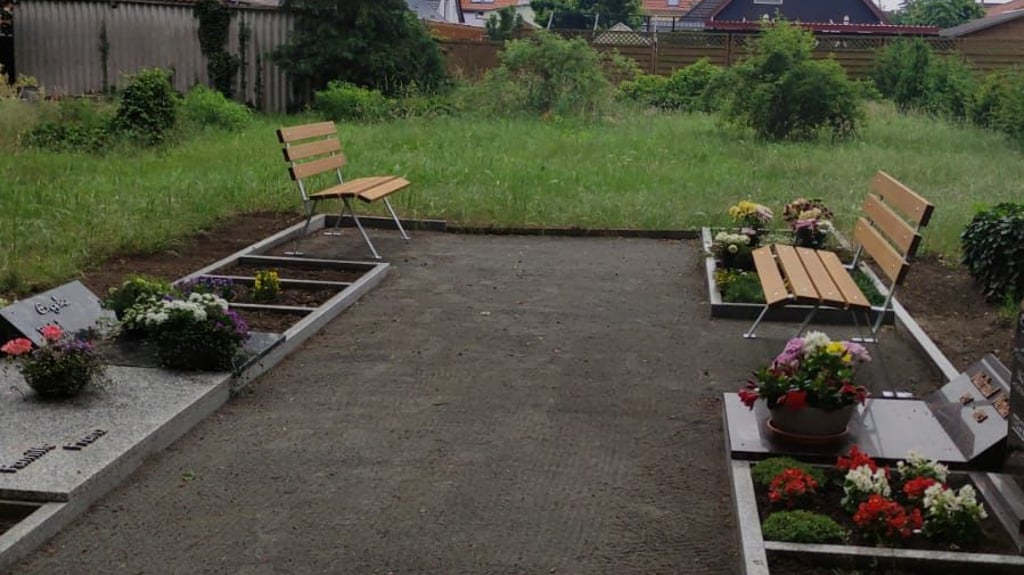 Zwei Bänke haben Diebe vom kirchlichen Friedhof in Althaldensleben gestohlen. Friedhofsbesucher und Kirchengemeinde sind bestürzt über diese dreiste Tat.