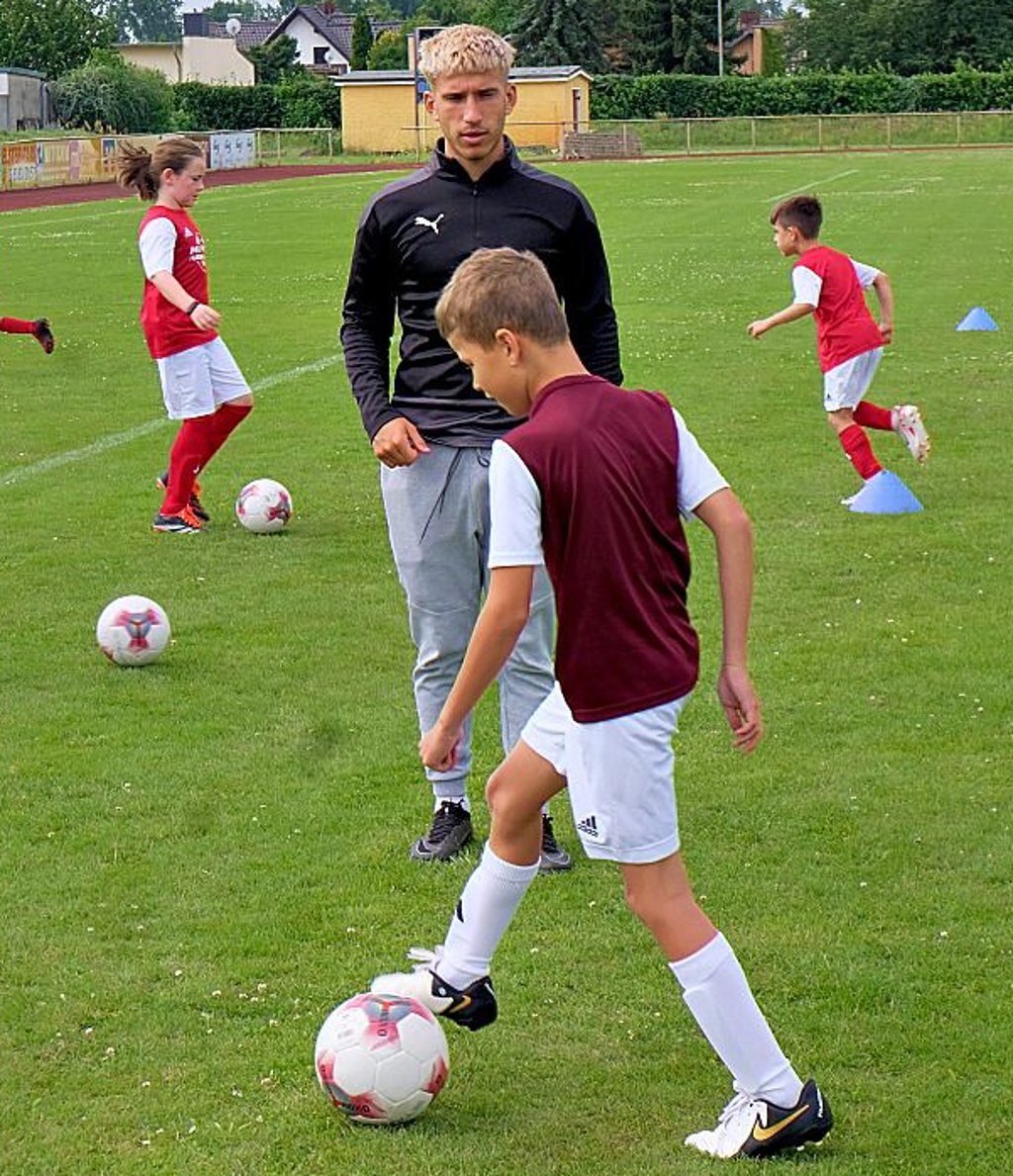 Till Jacobi vom FSV Luckenwalde unterstützt den Cheftrainer in Elster.